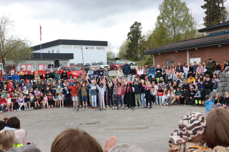 Alle trinnene på Skotterud skole deltok på skolenes sangdag.