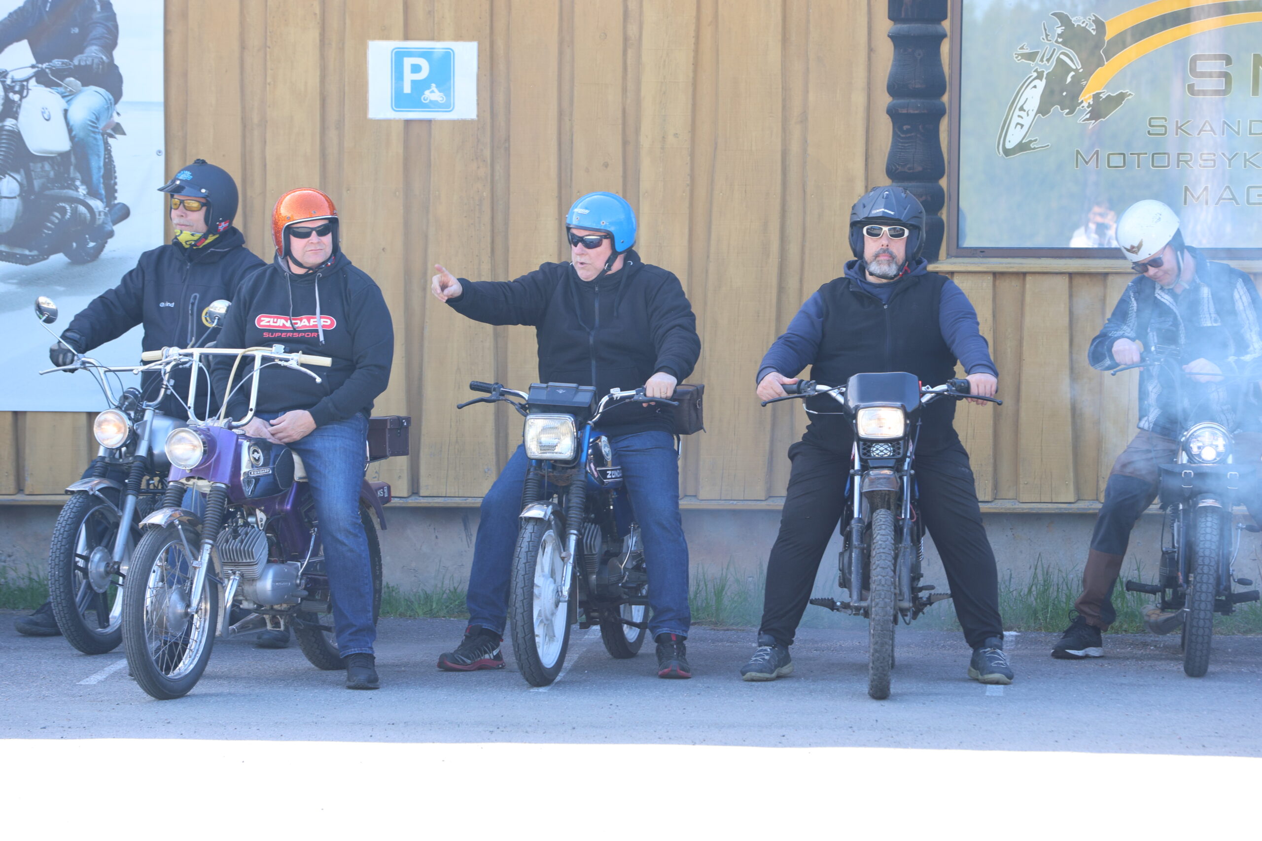 Det var også flere som kom med moped for å kjøre den 75 kilometer lange løypen.