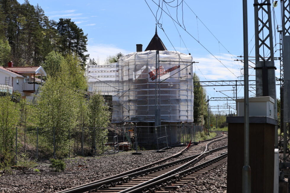 Det gamle vanntårnet ved Skotterud stasjon restaureres.