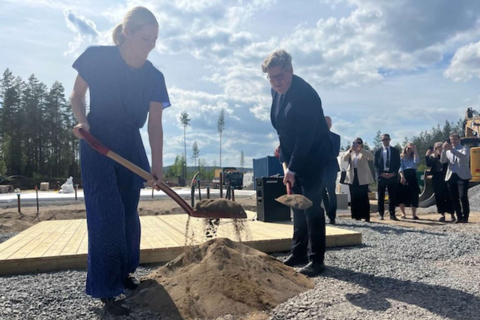 Justis- og beredskapsminister Emilie Enger Mehl og hennes svenske kollega Gunnar Strömmer tok de første spadetakene til den nye politistasjon 15.mai 2024.