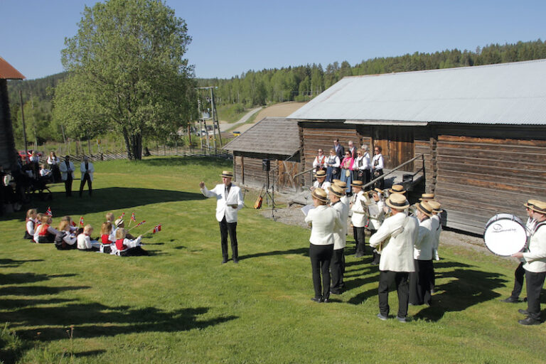 Samling på bygdetunet Almeninga med sangkoret og hornorkesteret.