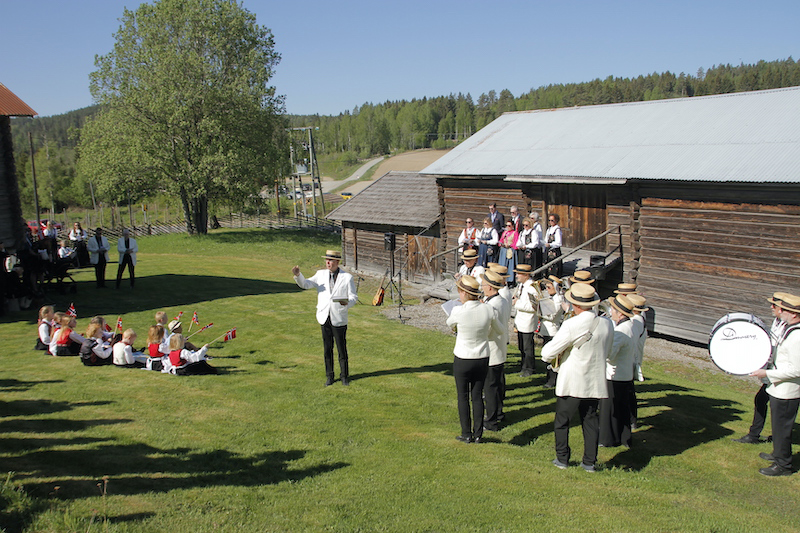 Samling på bygdetunet Almeninga med sangkoret og hornorkesteret.