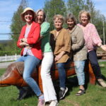 Mette Ulvo (f.v.), Marianne Bye Granheim, Lena J. Kallander, Annemiek Raaijen og Eirin Østby i Eidskog Bygdekvinnelag gleder seg til blomsterauksjon på Bøndenes Hus på Skotterud på onsdag.