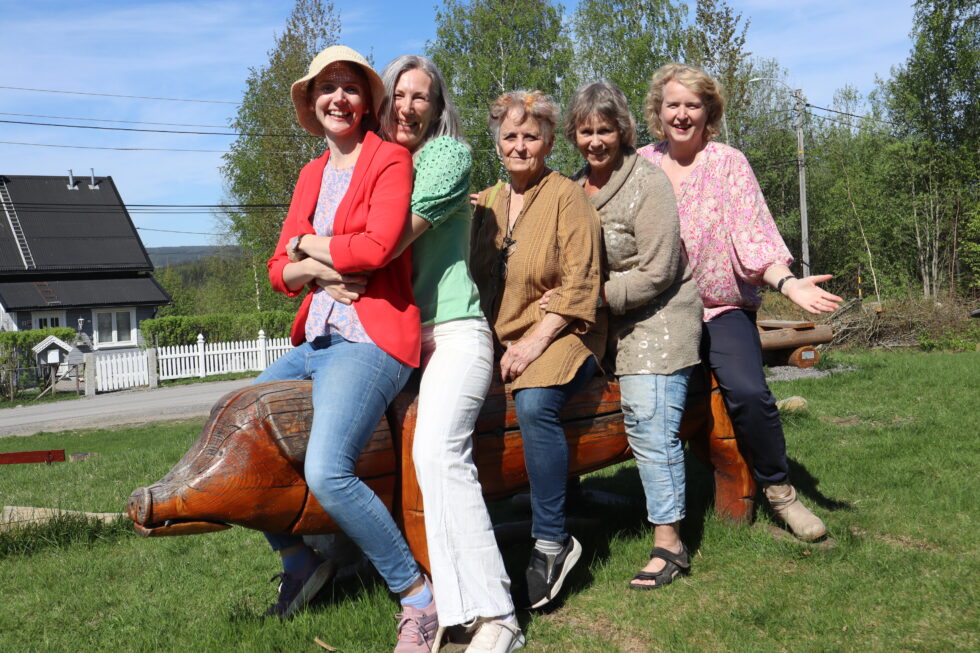 Mette Ulvo (f.v.), Marianne Bye Granheim, Lena J. Kallander, Annemiek Raaijen og Eirin Østby i Eidskog Bygdekvinnelag gleder seg til blomsterauksjon på Bøndenes Hus på Skotterud på onsdag.