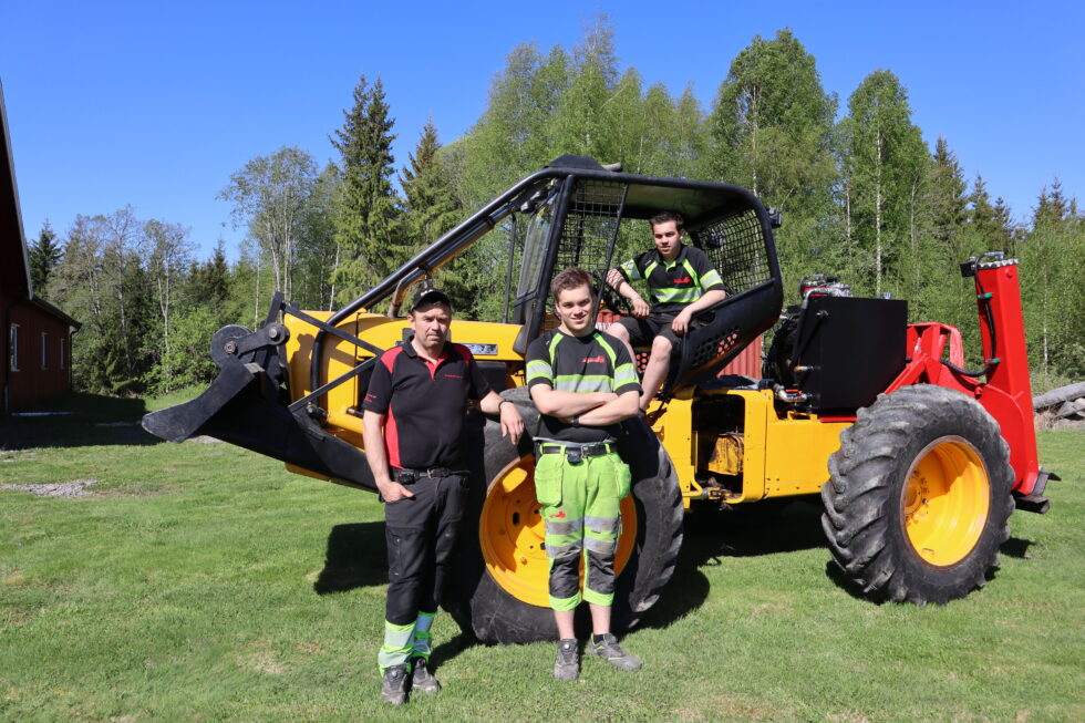 Lars Erik Karlsson (t.v.), Kasper Hauga Karlsson og Magnus Hauga Karlsson hos Kr Repseth Auto er stolte over å ha bygget noe ikke alle andre har.