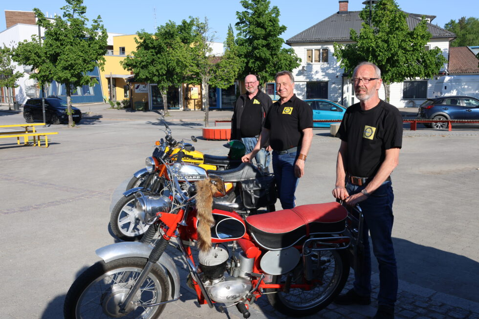 Tre av medlemmene i Blåreik MC viser frem sine klenodier. Fremst Viggo Fosheim med sin Tempo Sport 1965 modell, Øystein Jegerud med sin Sundapp GTS 1978 modell og Roar Olsen med sin sykkel Puch M50 Jet 1973 modell, som det forøvrig kun finnes en av i hele Norge. På lørdag stiller klubben ut mange flere mopeder på Emmas plass.