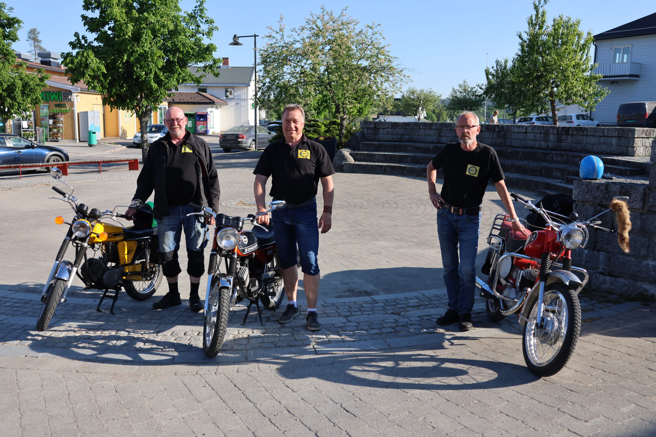På lørdag vil Emmas plass fylles med flotte mopeder og lette motorsykler. Roar Olsen (f.v.), Øystein Jegerud og Viggo Fosheim vil være noen av de som viser frem sine sykler.