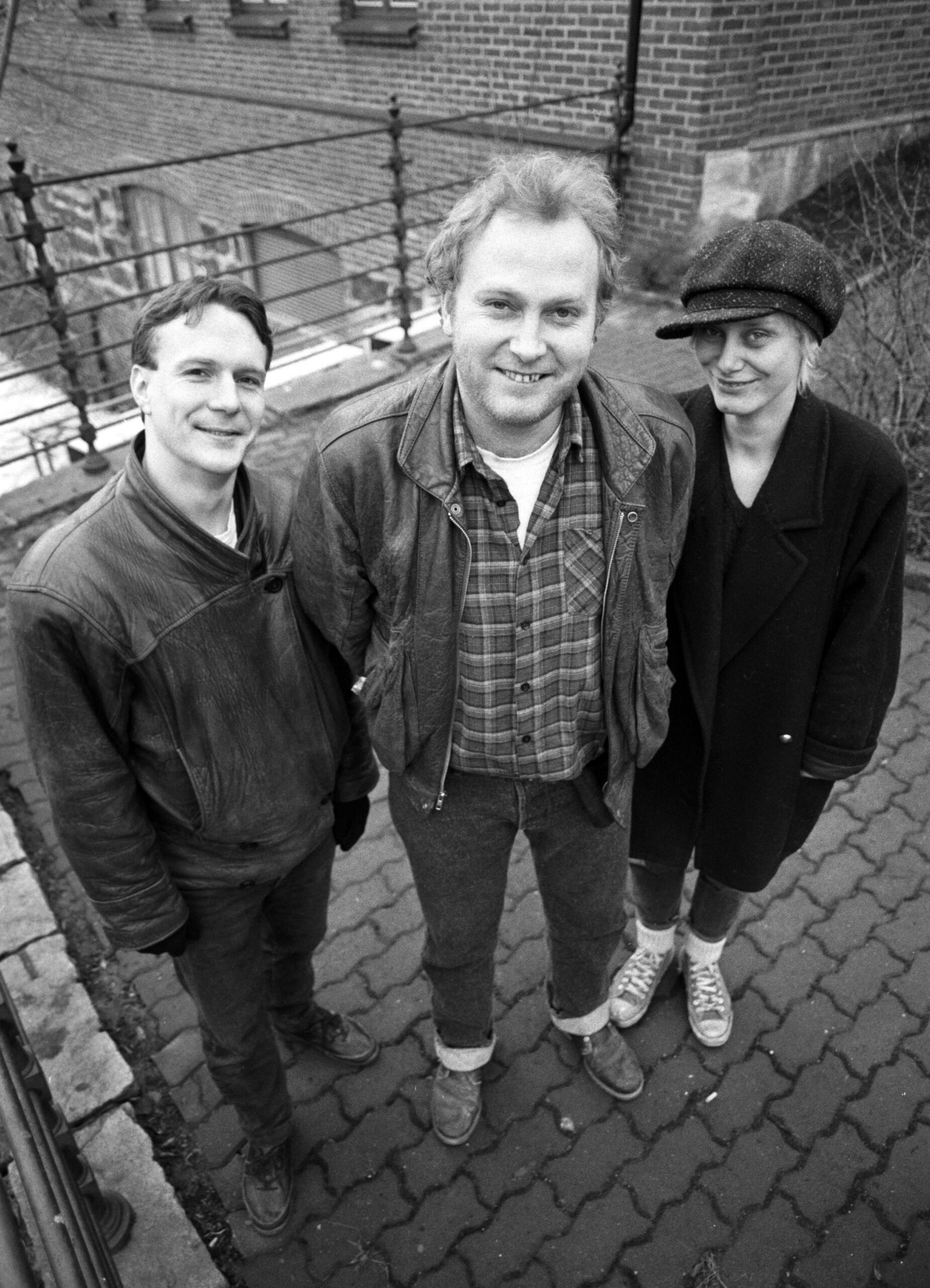 Joachim "Jokke" Nielsen (i midten) hylles av norske pønkmusikere. Bildet er fra 1990 og viser Jokke sammen med Håkon Torgersen (t.v) og May-Irene Aasen, alle medlemmer i bandet Jokke og Valentinerne.