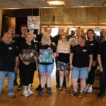 Her er hele gjengen som gjør Magnor Vinylmesse mulig samlet. Bak fra venstre: Torill Thue, Sten Bjørndalen, Tom Eric Michalsen, Tom Høiby, Morten Nilsen, Daniel Petronius Larsen og Linda Solheim. Foran fra venstre: Ruben Nysether, Jorunn Tønnes, Jenni Tønnes, Marte Engebregtsen, June Bjørndalen og Steinar Pedersen.