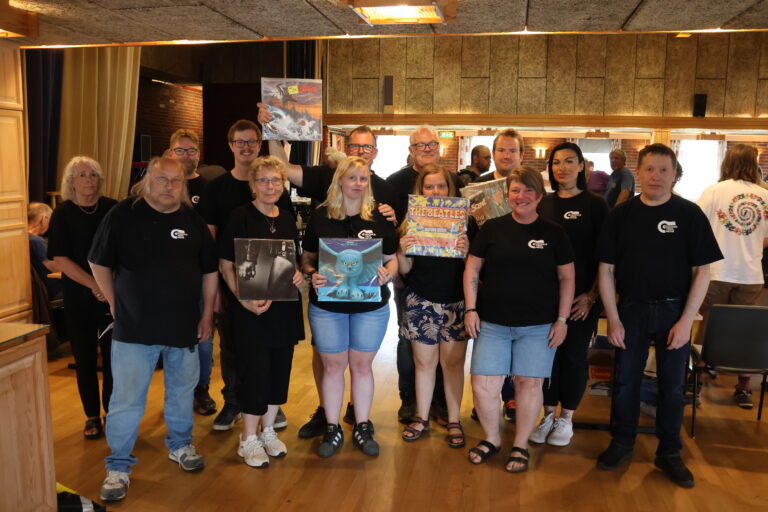 Her er hele gjengen som gjør Magnor Vinylmesse mulig samlet. Bak fra venstre: Torill Thue, Sten Bjørndalen, Tom Eric Michalsen, Tom Høiby, Morten Nilsen, Daniel Petronius Larsen og Linda Solheim. Foran fra venstre: Ruben Nysether, Jorunn Tønnes, Jenni Tønnes, Marte Engebregtsen, June Bjørndalen og Steinar Pedersen.