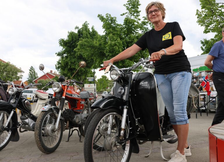 Elin Kolbjørnsrud var på vårmønstringen med sin Tempo Corvette Deluxe 1960 modell.