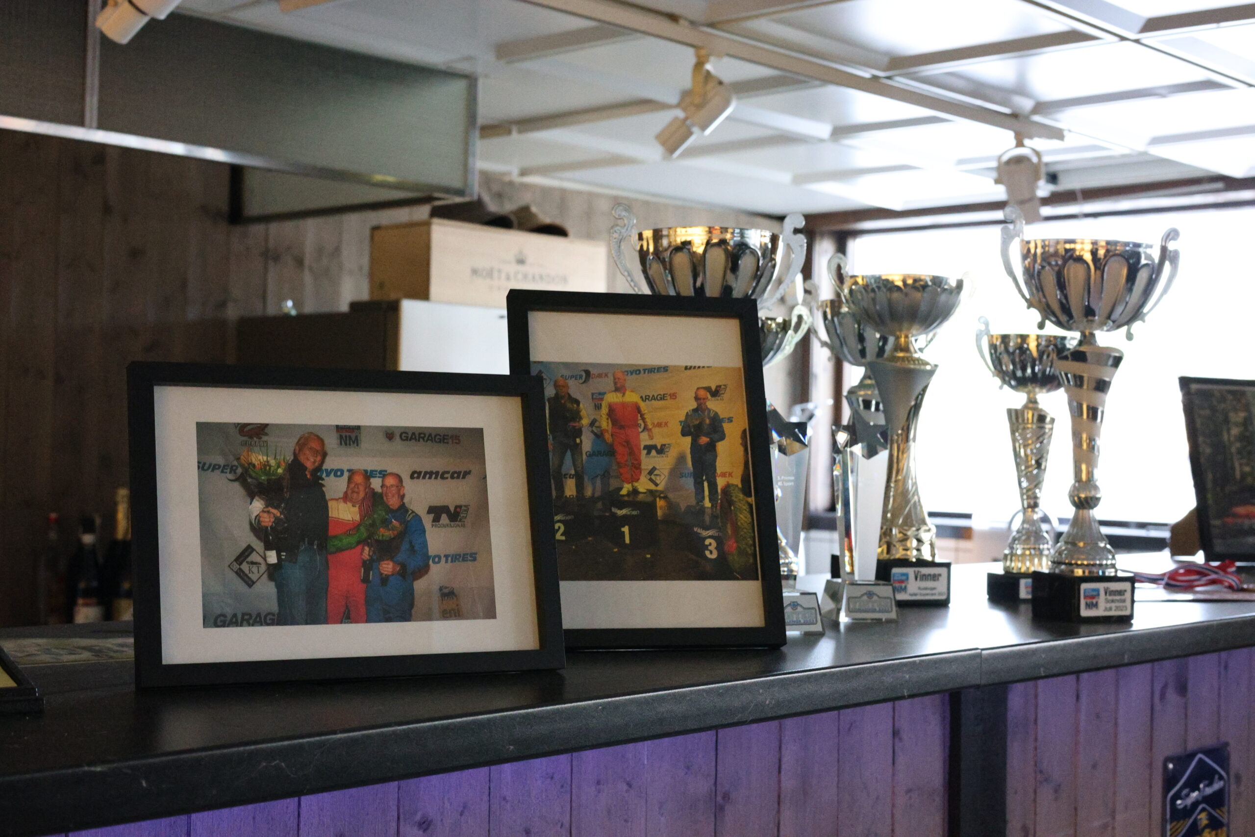 Til tross for at han startet sent med motorsport, så har Ove Billerud dratt med seg flere trofeer tilbake til Skotterud.