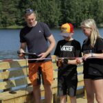 Den nye fiskebrygga fikk en fortjent snorklipping. Det var Viktor Huuse Ingelsrudøya og Konstance Bråten Torgersen – to fiskeinteresserte ungdommer – som klippet snora. Ragnar Dæhli ledet seansen.