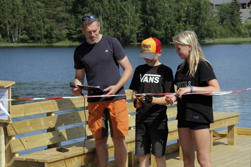 Den nye fiskebrygga fikk en fortjent snorklipping. Det var Viktor Huuse Ingelsrudøya og Konstance Bråten Torgersen – to fiskeinteresserte ungdommer – som klippet snora. Ragnar Dæhli ledet seansen.