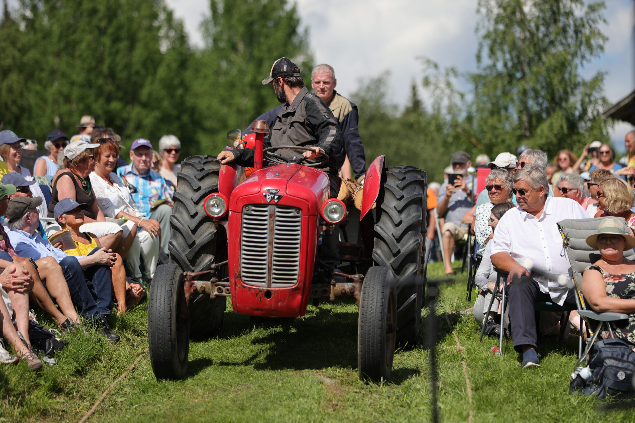 Først kappet de ned et tre slik at publikum kunne høre at det falt i bakgrunnen. Deretter entret skuespillerne på traktor inn på scenen på junikveld.