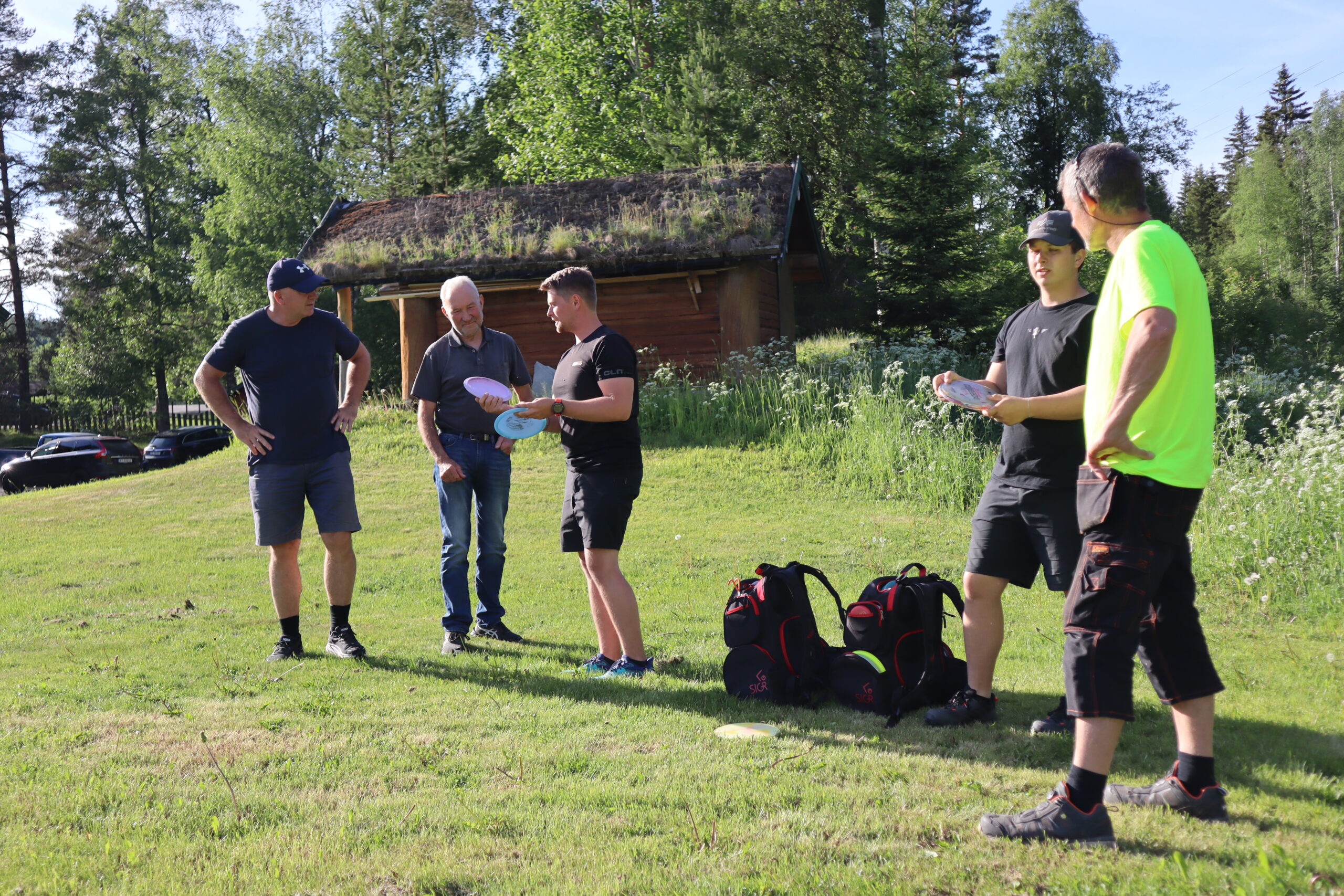 Praten går i drivere, puttere og mid-range på frisbeene, og interessen hos de frivillige er stor.