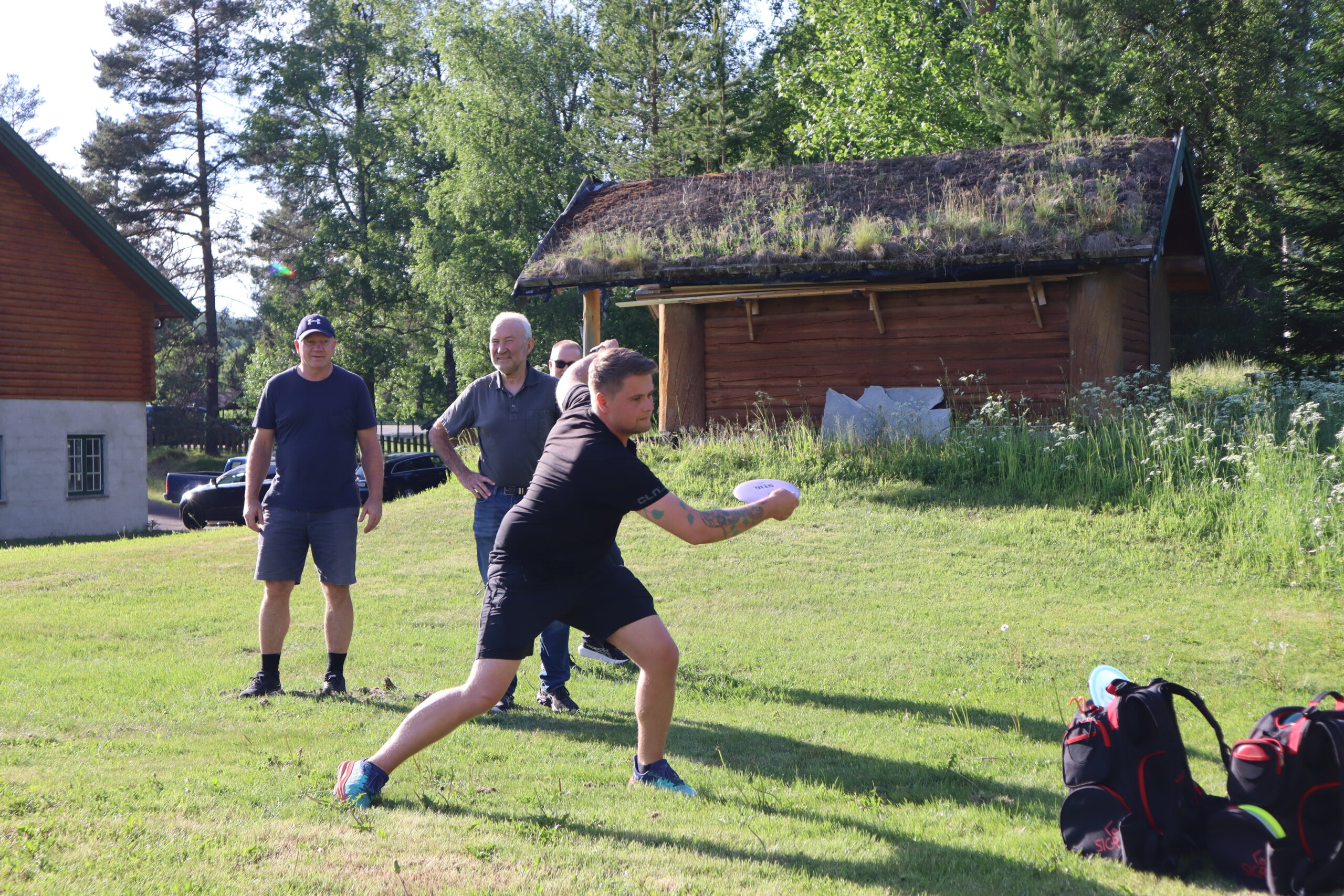Det var noen store øyne som så på når Thomas Michaelsen og Martin Alfredsen kastet frisbeene langt, langt avgårde. Her sender snart Thomas frisbeen til den andre enden fotballbanen.