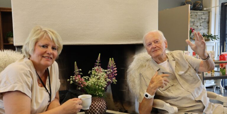 Kai Utgård (91) har bodd på Koppangtunet i et år, og med humoren godt i behold fleiper han med at han går med gifteplaner. Her er han sammen med fagleder ved Koppangtunet, Ingrid Holsæther.