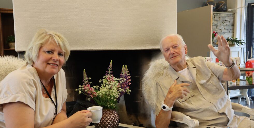 Kai Utgård (91) har bodd på Koppangtunet i et år, og med humoren godt i behold fleiper han med at han går med gifteplaner. Her er han sammen med fagleder ved Koppangtunet, Ingrid Holsæther.
