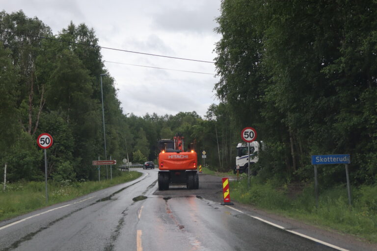 I Eidskog får fylkesveg 202 ved Skotterud (kryss med rv. 2) – kryss med fv. 1988 ny asfalt.
