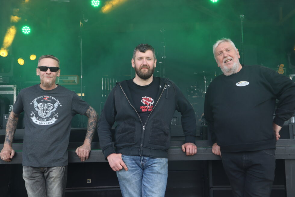 Ken Roger Lundhaug (f.v) og Finn Lund i Eidskog Rockeklubb og Øyvind Ånerud ved Skandinavisk Motorsykkel Center håper mange tar turen til den aller første MC Rock festivalen på Magnor.