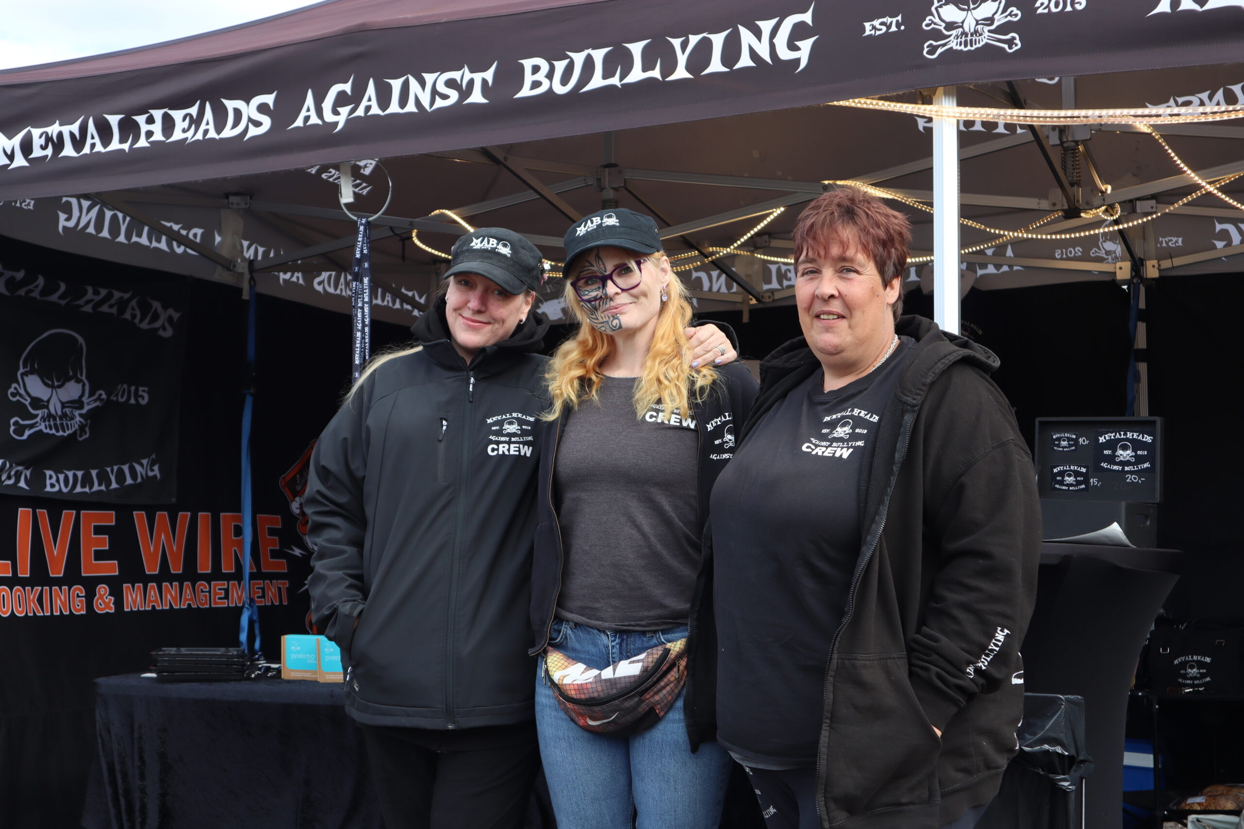 Lillian Haugland (f.v), Rona Jarlsdottir og Tone Marie Ilseng var på plass for å representere Metalheads Against Bullying.