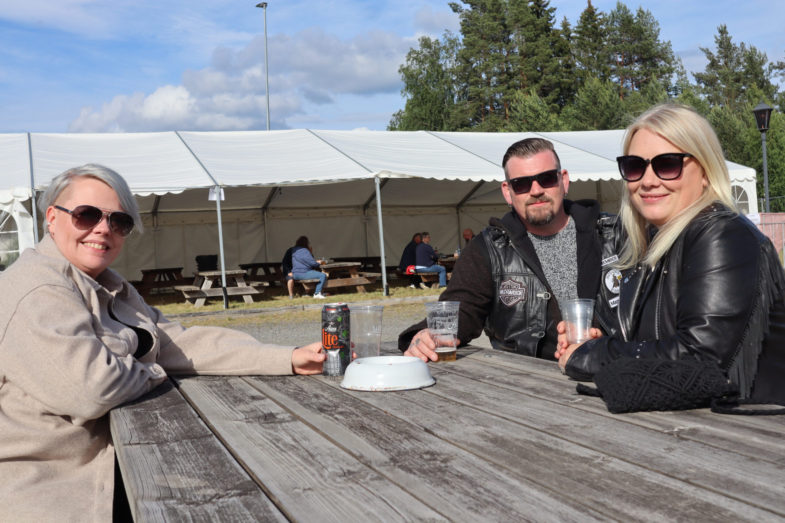 Camilla Larsen (t.v), Magnar André Ljønerholth og Ann Helen Leonhardsen Ljønerholth er noen av de som gleder seg over å få en MC Rock festival til bygda. Her koser de seg med noe godt i glasset før fredagens festivalkveld starter for fullt.