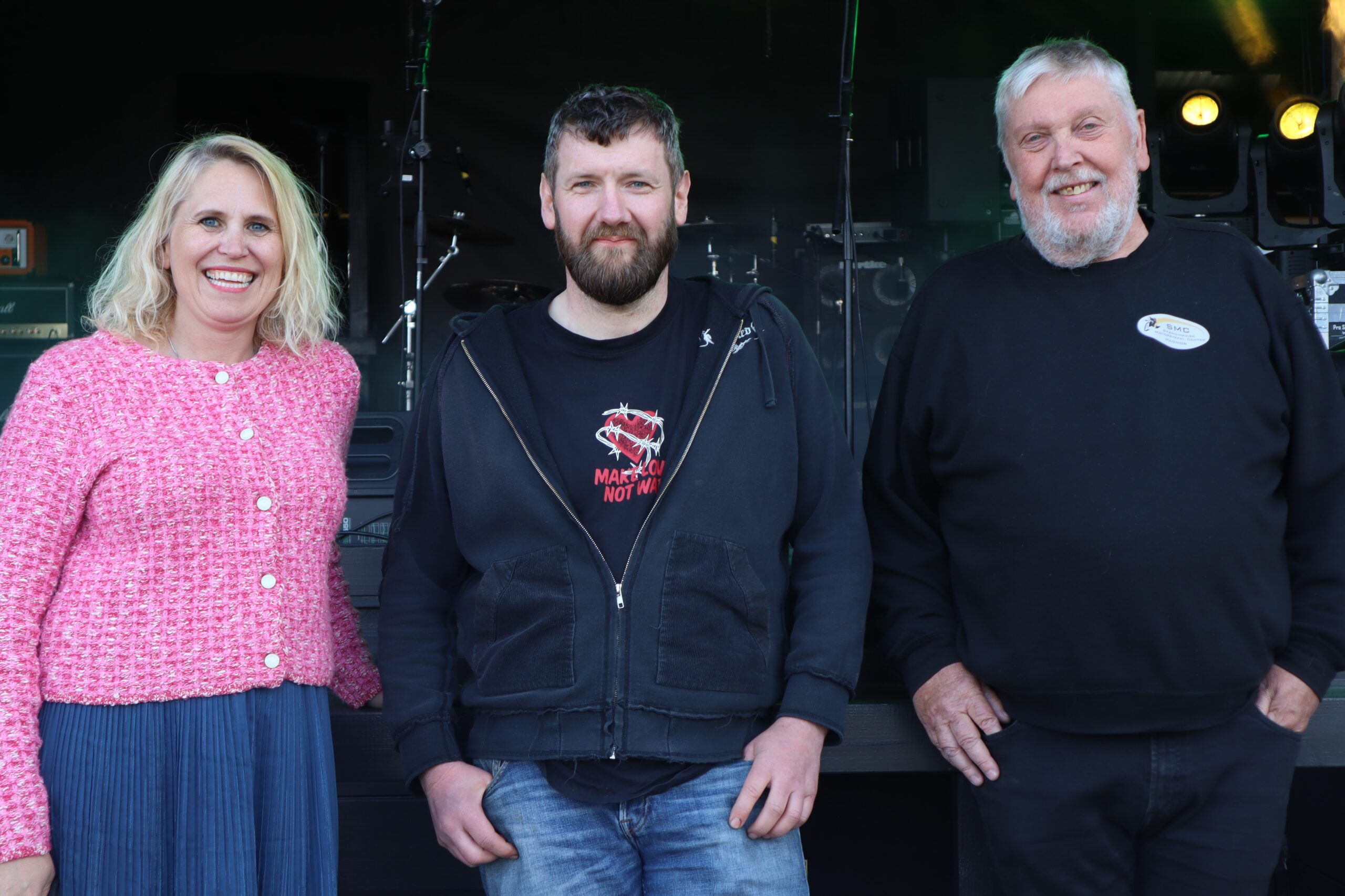 Eidskogs ordfører Kamilla Thue åpnet fjorårets festival. Her er hun sammen med Finn Lund fra EIdskog Rockeklubb og Øyvind Ånerud i Skandinavisk Motorsykkel Center ved fjorårets festival.
