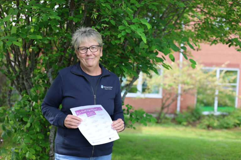 Ann-Christin Axelsson viser frem blanketten som man skal fylle ut i forbindelse med kulturjakten.