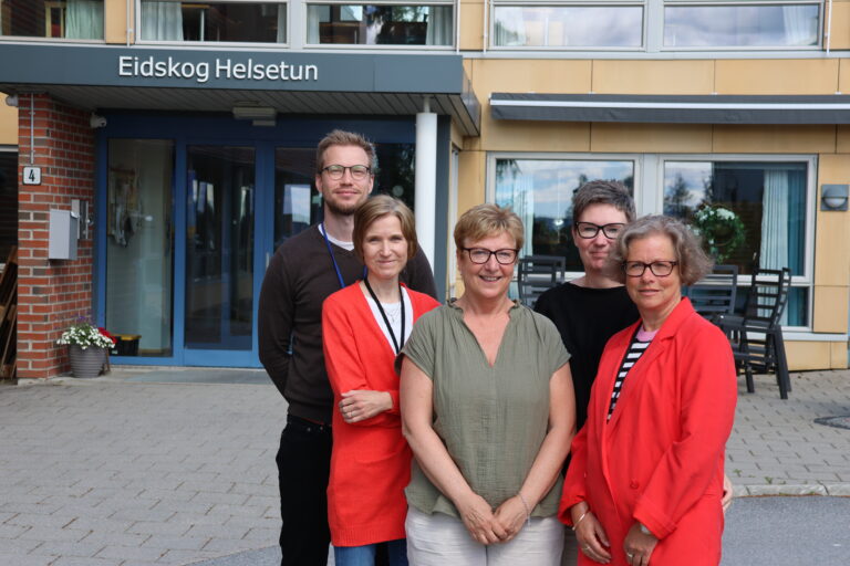 Snart er det sommer og mange av de fast ansatte innen helse- og omsorg skal ut i ferie. Nå håper Eric Utgården (f.v.), Åste Østgård, Else-Mette Bjørndalen, Anne-Mari Furuseth og Evy Anne Vestli Heggen at flere skynder seg og sender inn en søknad på de ledige sommerjobbene innen helse og omsorg.