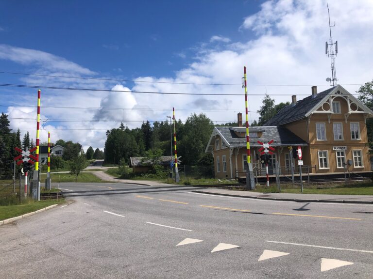 Bane Nor skal skifte ut planovergangen på Magnor. I den forbindelse vil overgangen bli stengt for trafikk og det blir skiltet omkjøring, melder Bane Nor.