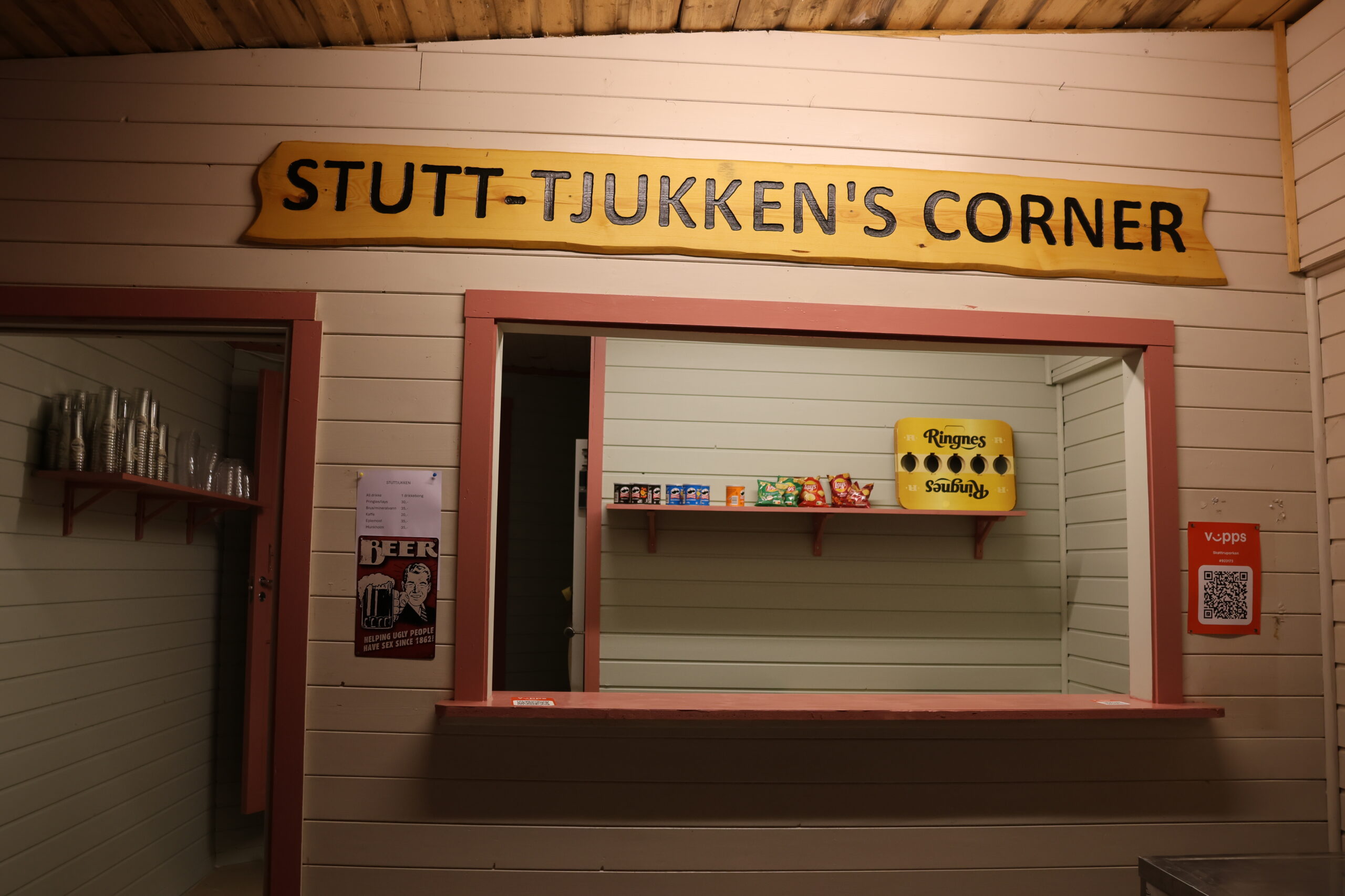 Stutt-Tjukkens corner er malt i lysere farger før lørdagens fest