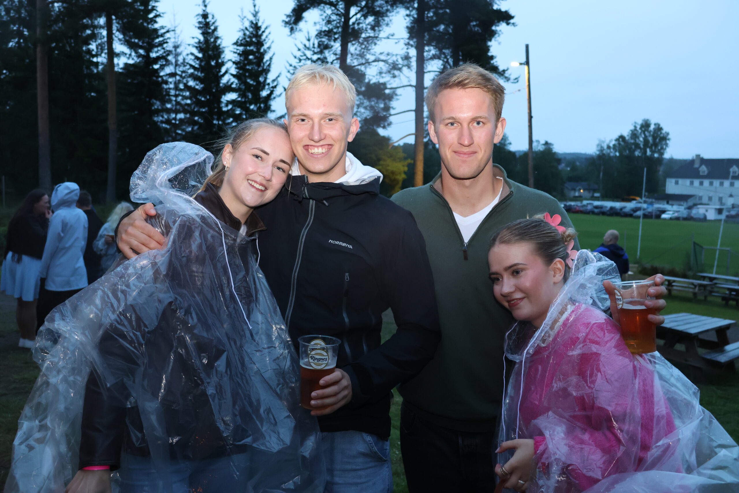 Mari Kristvang, Håkon Guterud, Fredrik Thoresen og Martine Johnsen Taugbøl koste seg på fest i Skøttruparken.