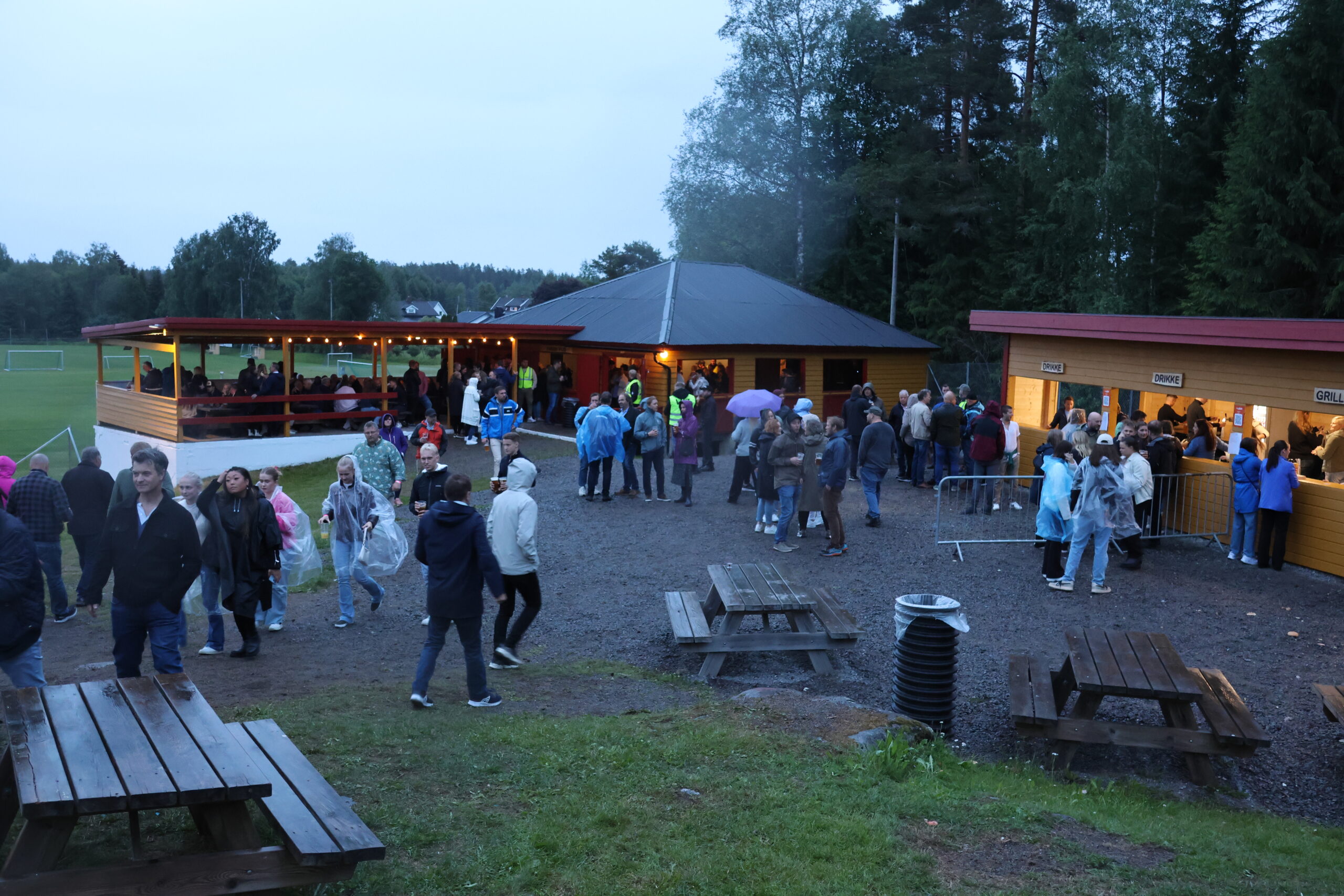 Regnet skremte ikke folk vekk. Mellom 1600 og 1700 var inne i parken.