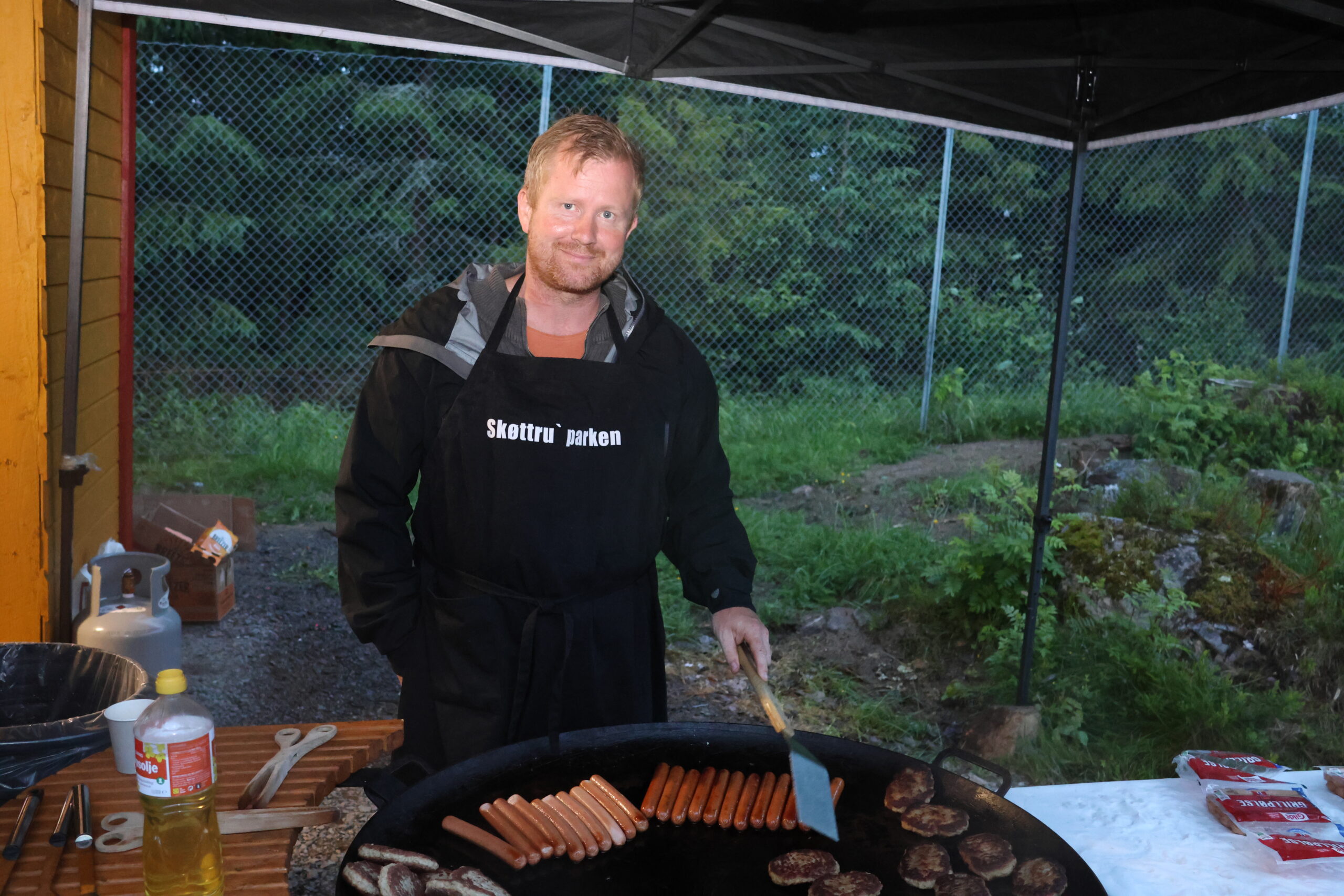 Daniel Ringen var en av mange frivillige som jobbet i parken lørdag kveld. Burgere var det flest ville ha, kunne han fortelle.