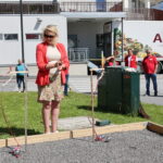 Ordfører Kamilla Thue klippet snoren til åpningen av Petanque/Boule banen.