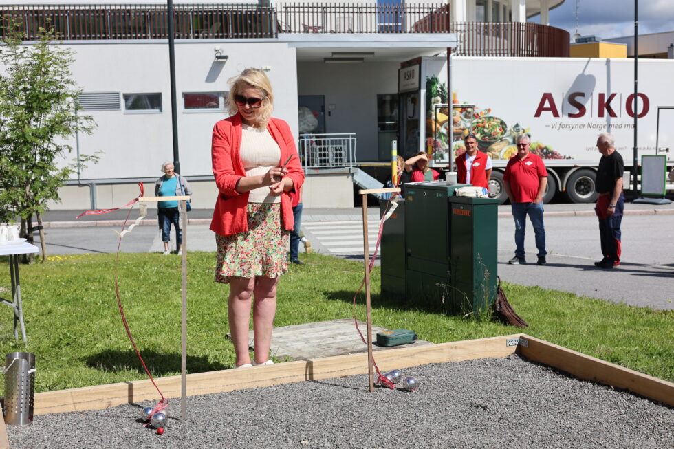 Ordfører Kamilla Thue klippet snoren til åpningen av Petanque/Boule banen.