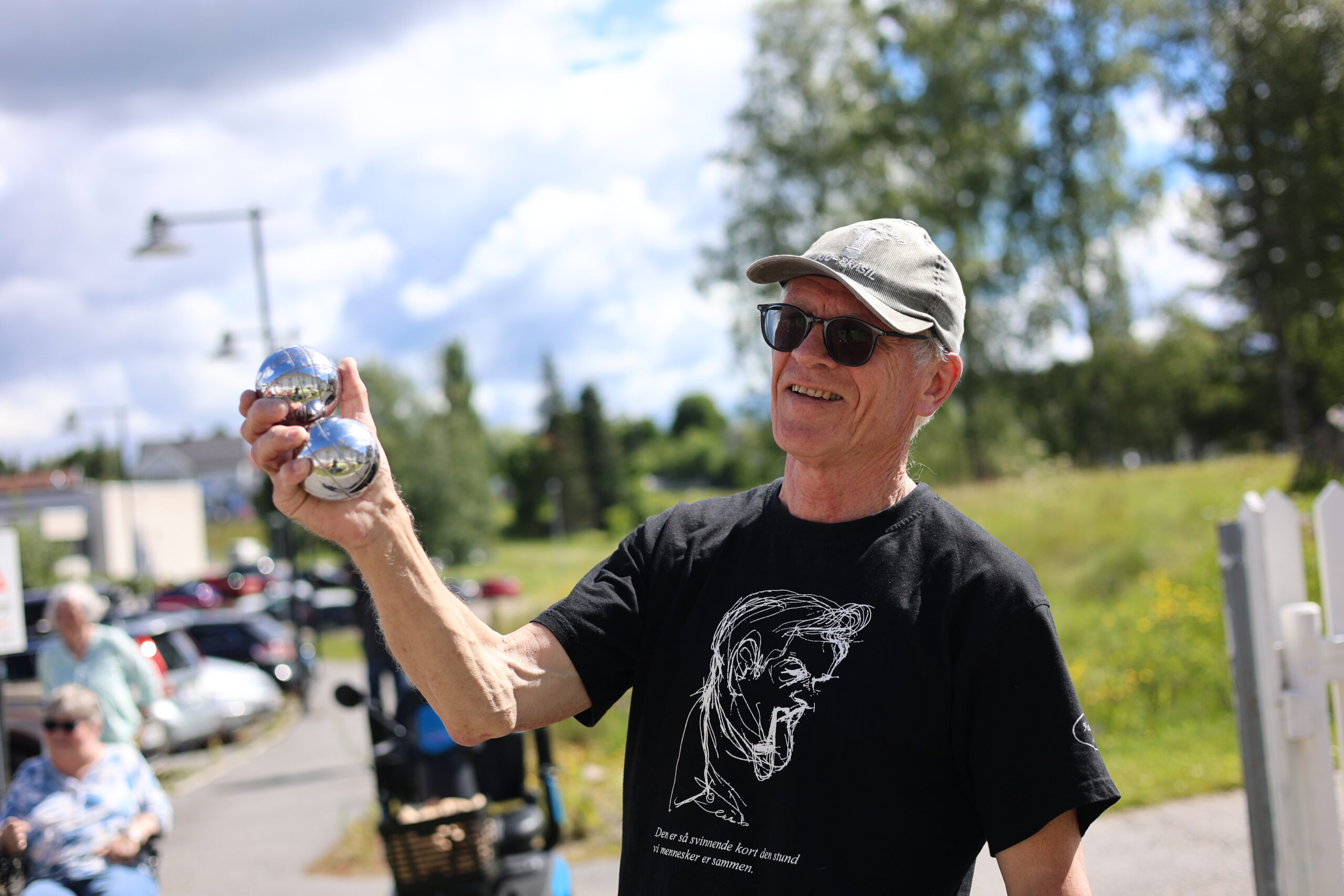 Jostein Varpe er en av de som har ønsket seg en egen bane for Petanque og kunne glede seg over at den nå er offisielt åpnet. Her viser han frem kulene som brukes i spillet.