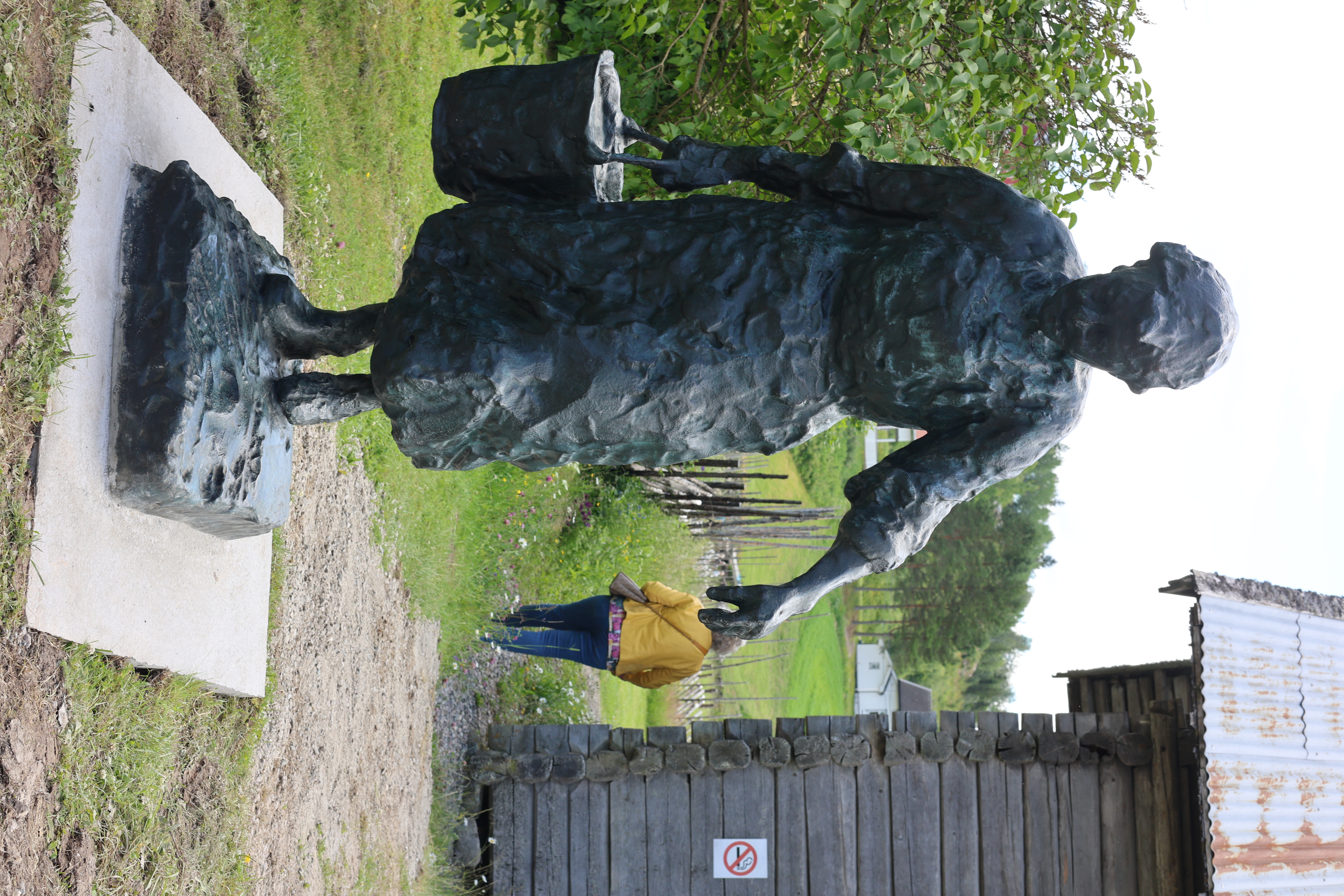 Statuen som hyller småbrukkonen.