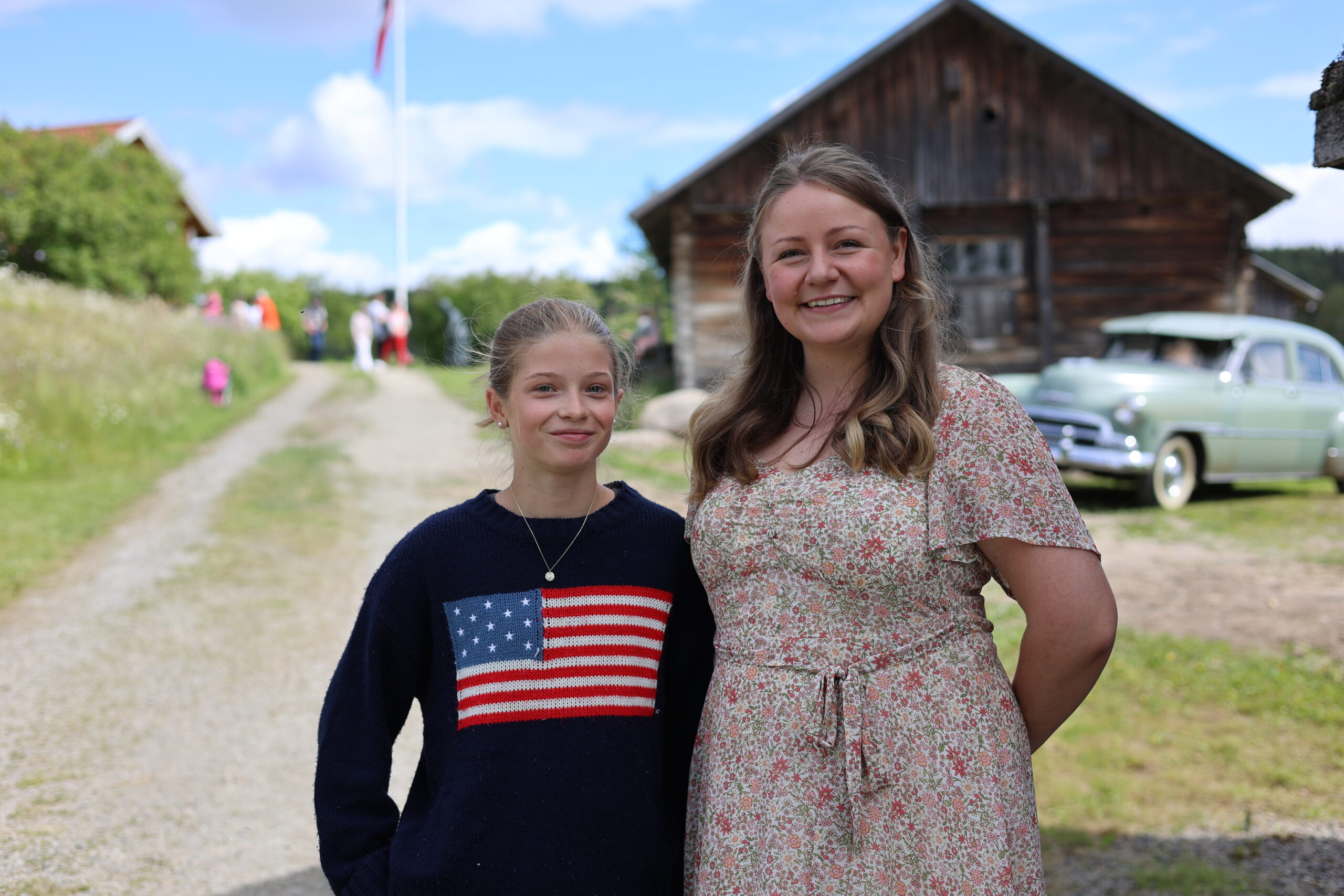 Engela Helstad og Vilde Strid var velkomstkomite til Almenninga. De var godt fornøyd med antallet mennesker som hadde tatt turen.