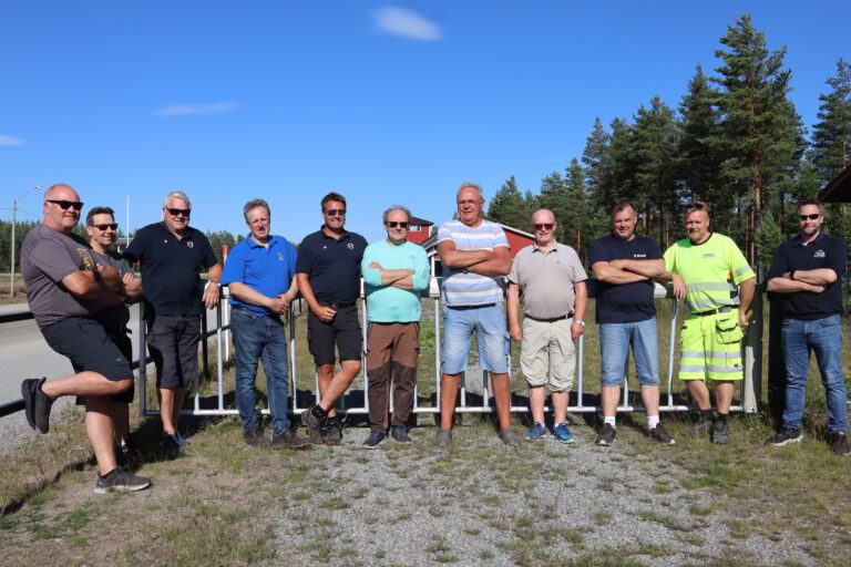 En solid gjeng fra Lions Club Eidskog var på plass ved travbanen på Magnor for å rigge klart til helgens Veterandager. F.v: Tom Øyvind Malmerengen, Cato Amundsen, Roy Johansen, Trond Billingsø, Stian Grønnerud, Trond Johansen (President i Lions Club Eidskog), Jan Svendby, Bjørn Kveseth, Tor Arne Ingelsrud, Einar Bonnerud og Thomas Olsen.