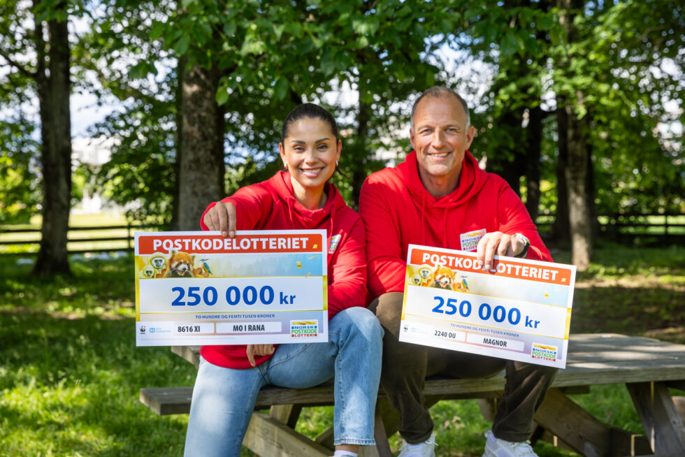 Jorun Stiansen og Tom Stiansen deler ut gevinster til glade vinnere i Postkodelotteriet. Denne gangen ble det to heldige vinnere på Magnor som hver vinner 125.000 kroner.
