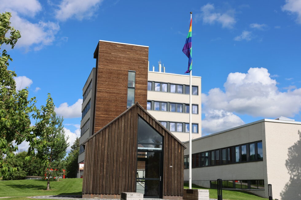På lørdag ble Pride-flagget heist for aller første gang på flaggstangen utenfor Eidskog rådhus. Dessverre hadde vinden tatt ordentlig tak i flagget da Mitt Eidskog var innom for å ta et bilde.