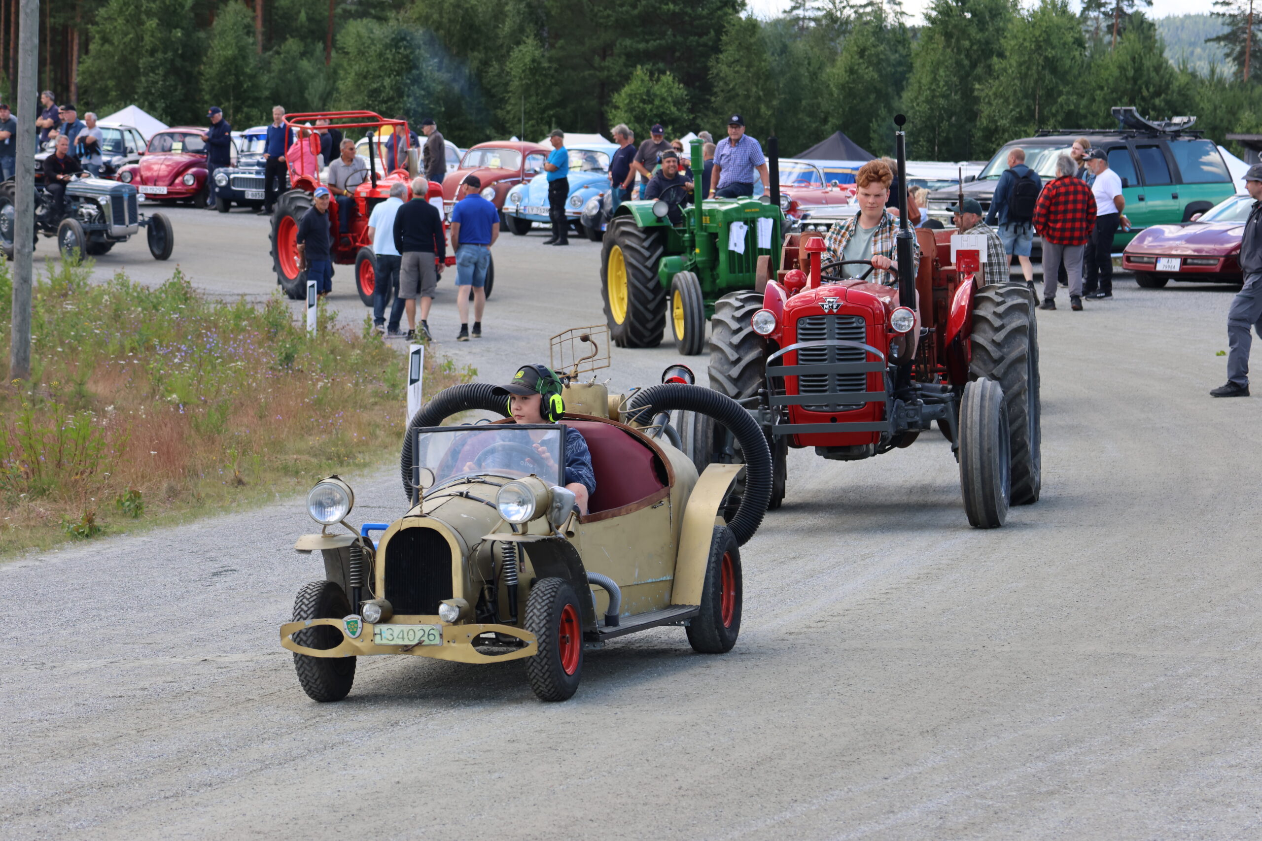 En hjemmebygd utgave IL Tempo Gigante ledet an i traktor-opptoget.
