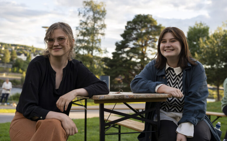 Nå er det mulig å melde seg på til årets Ularm. Ingjerd Engh (f.v.) og Hanna Løvberg lover en spennende prosess fra idemyldring til en ferdig forestilling i slutten av uka.