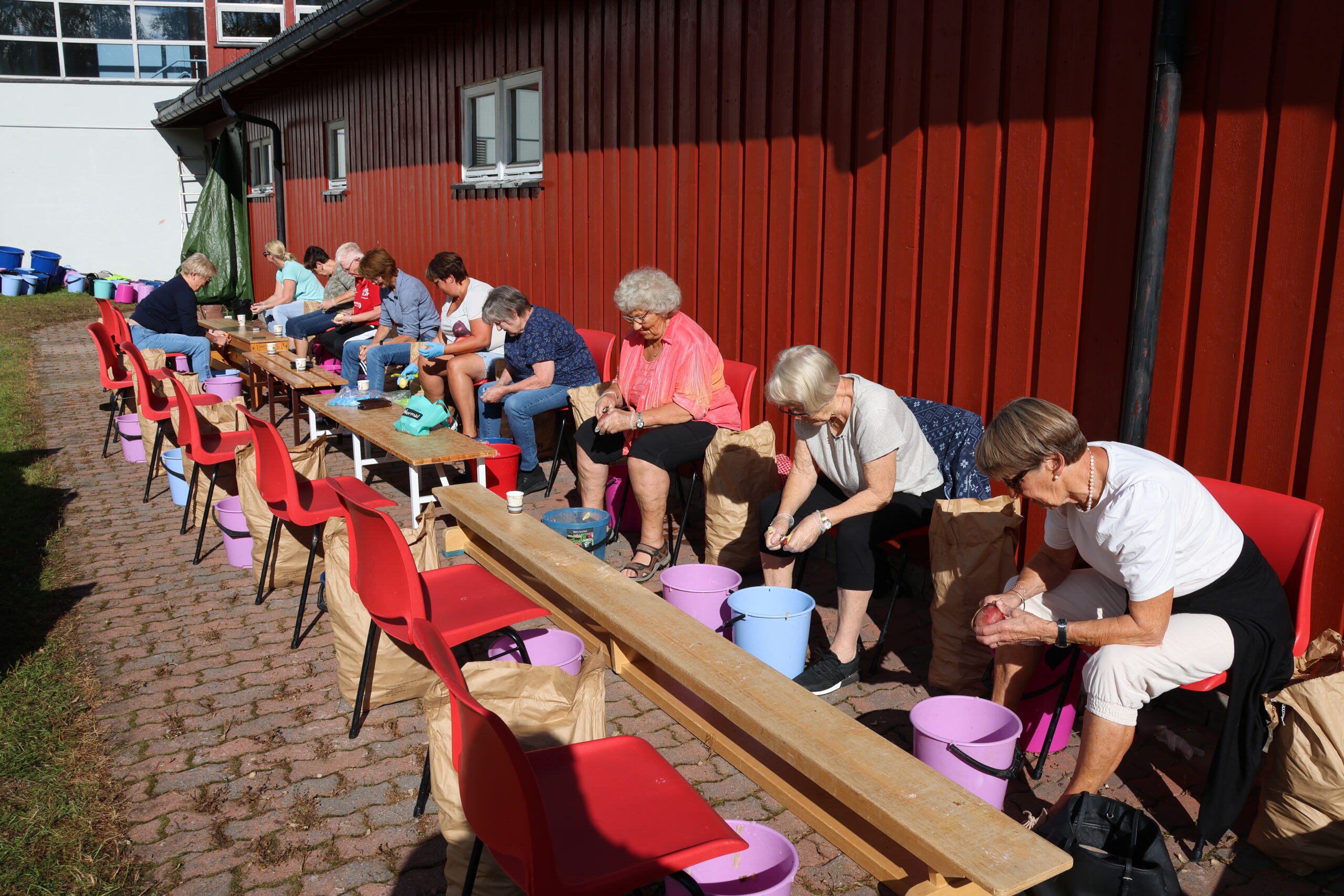 Det er en del hender som hjelper til for at det skal bli skrellet nok poteter til Matrand cup. Bildet er fra fjorårets innsats.