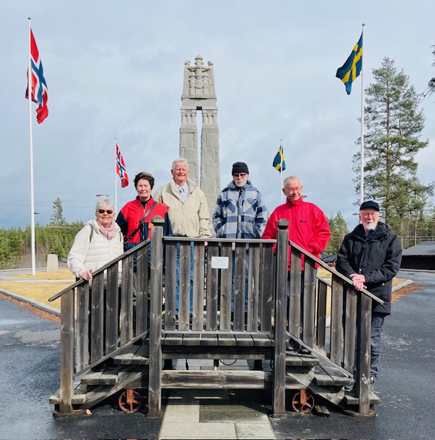 På fredsplassen på Morokulien braker det løs med marked på grensen 6. juli. Her er representanter for Foreningen Norden Kongsvinger og omegn, Foreningen Norden Arvika og Finnskogen Natur- og kulturpark samlet.