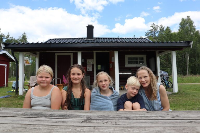 Sommerkiosken ved den populære badestranda på Holseter ved Søndre Øyungen er åpen for sesongen, og kioskgjengen håper på mange besøkende gjester i år også. F.v: Ingrid Pramm-Rustad, Torill Trøftmoen, Emilie Bergkvist Palmesen, Marcus Bergkvist Palmesen og Sonja Bergkvist.