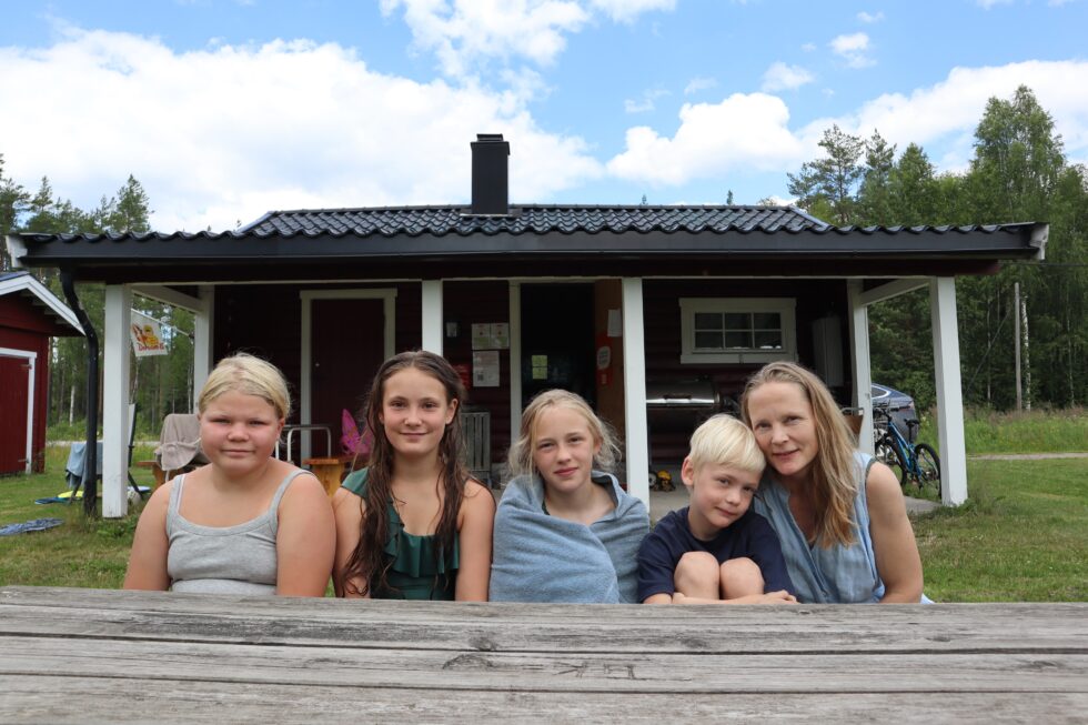 Sommerkiosken ved den populære badestranda på Holseter ved Søndre Øyungen er åpen for sesongen, og kioskgjengen håper på mange besøkende gjester i år også. F.v: Ingrid Pramm-Rustad, Torill Trøftmoen, Emilie Bergkvist Palmesen, Marcus Bergkvist Palmesen og Sonja Bergkvist.