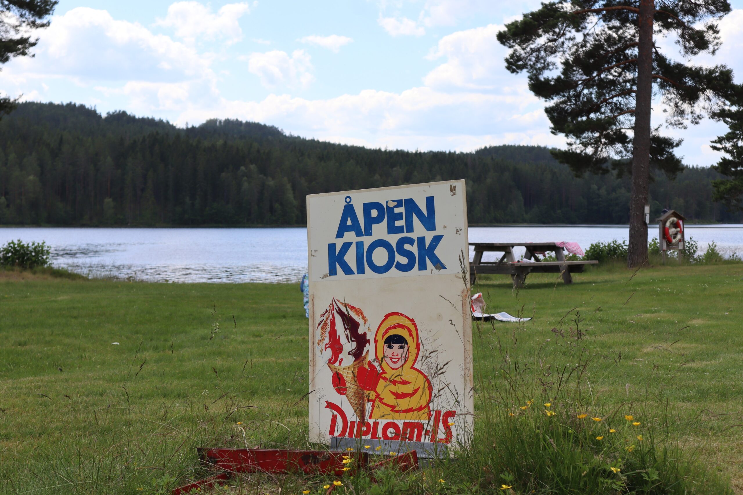 Det er barna som drifter kiosken, og de får overskuddet etter endt sesong, i tillegg til at noe drysser på velet.